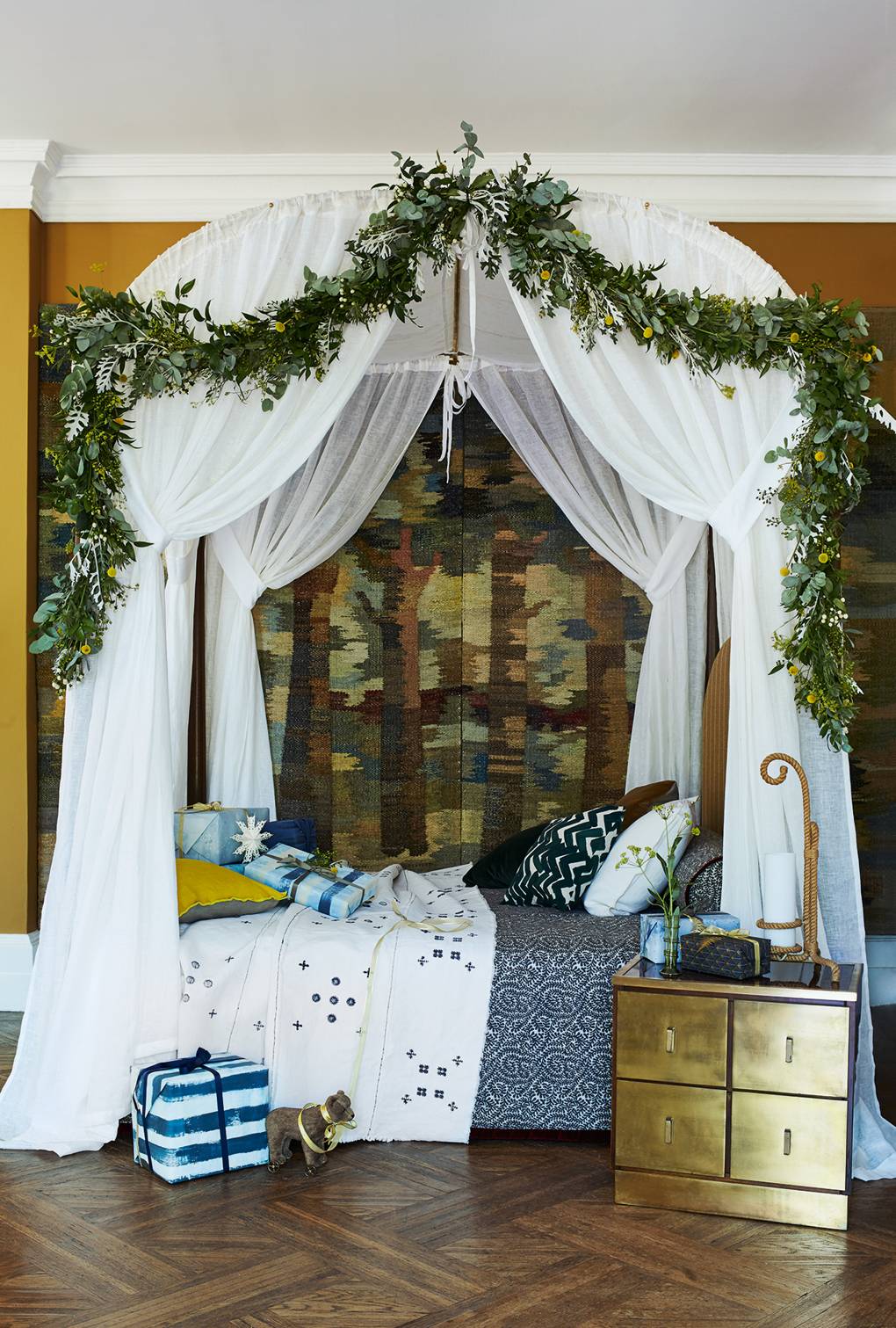 House & Garden Shows You How To Do A Unique Christmas Decoration